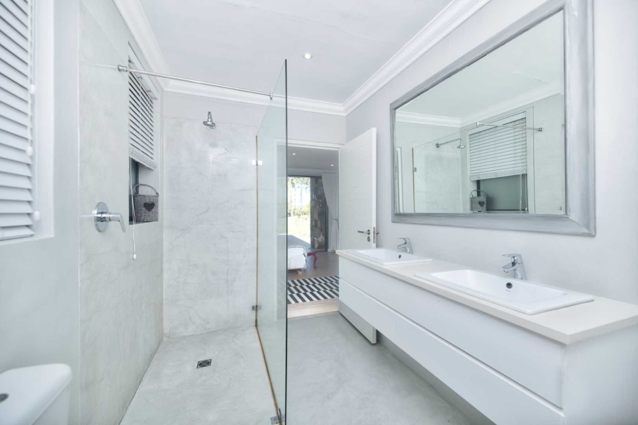 4 Bedroom Property for Sale in Fernkloof Estate Western Cape